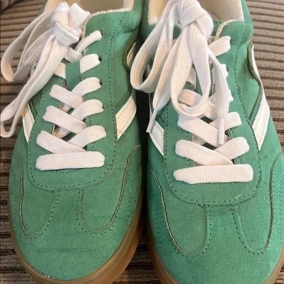 Green Women's Sneakers Madden Girl Brand 7.5 - gently worn in excellent shape - Picture 3 of 4